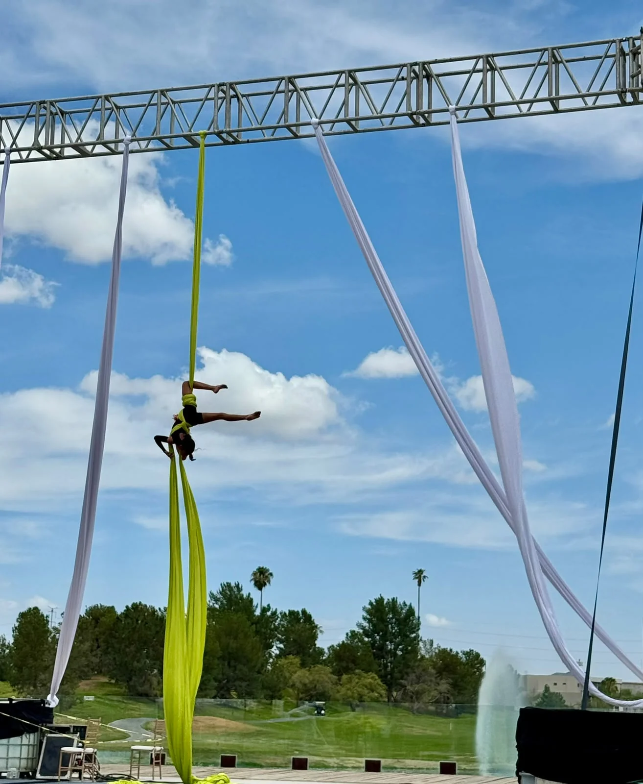 Alumna realizando una figura en telas aéreas