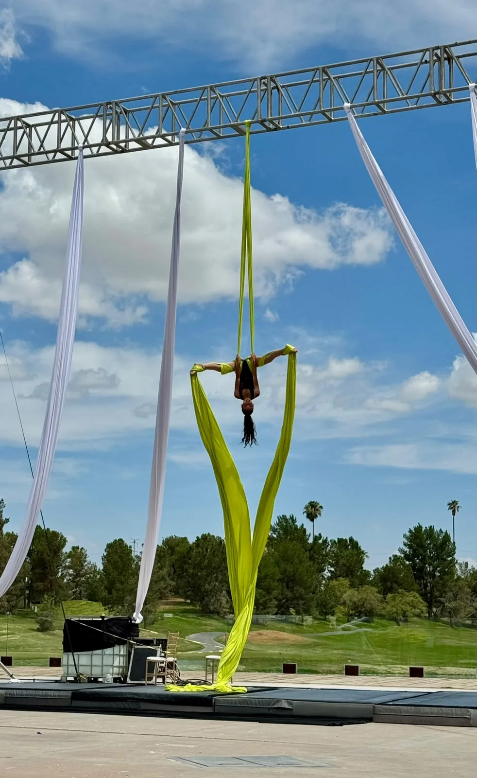 Presentación de danza aérea en telas verdes