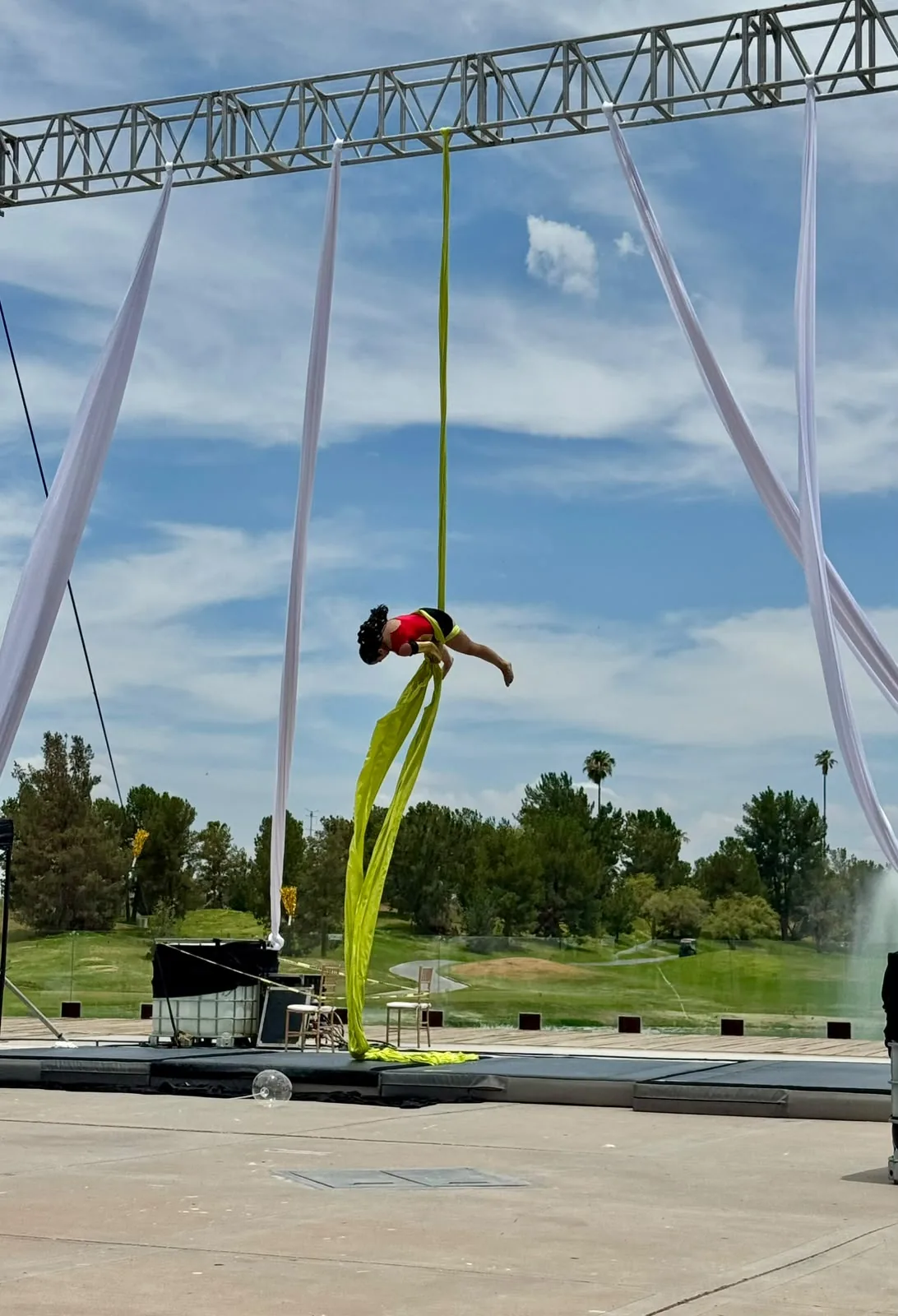 Secuencia de danza aérea frente a un escenario al aire libre