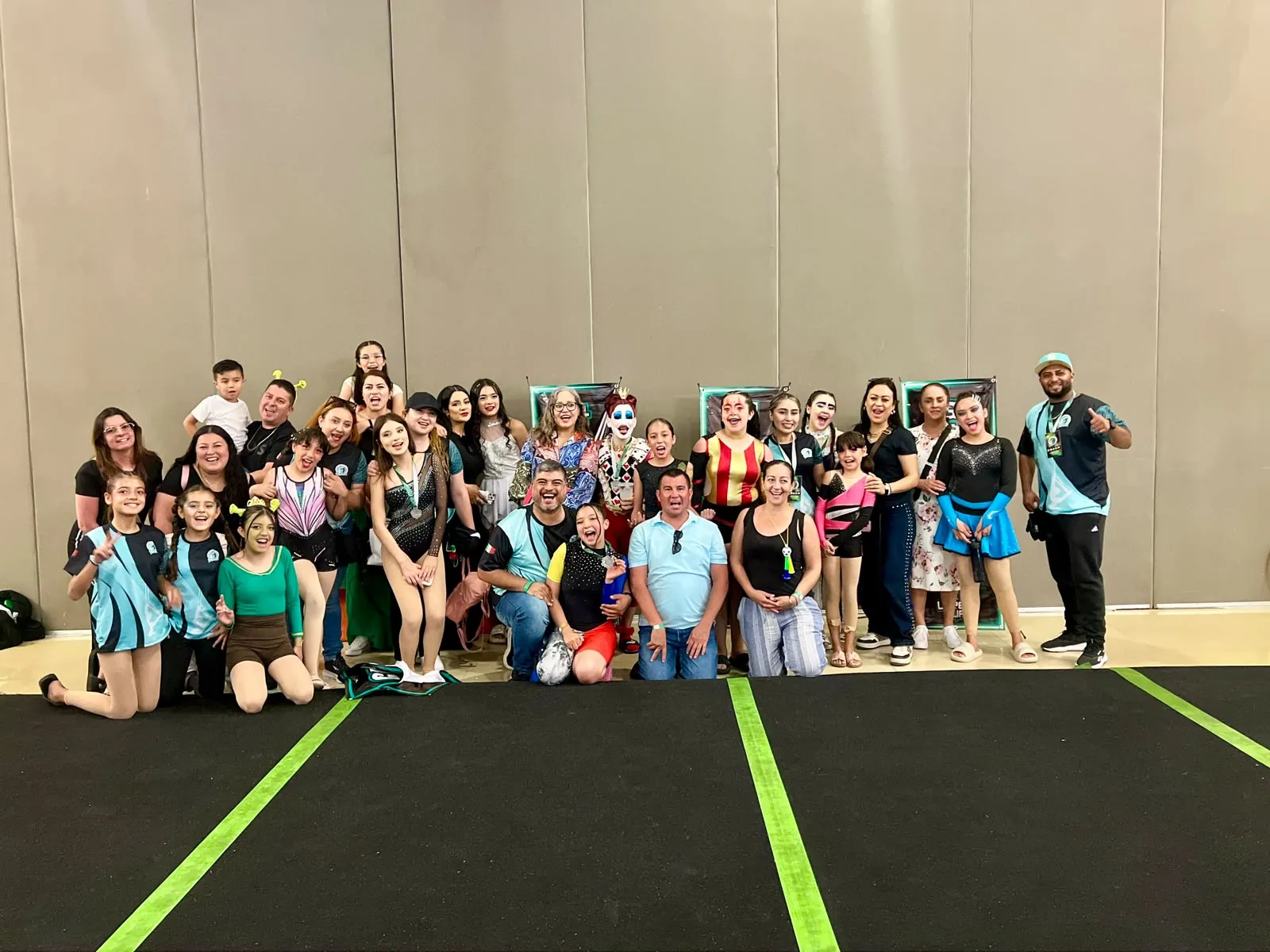 Grupo de participantes reunidas durante un evento